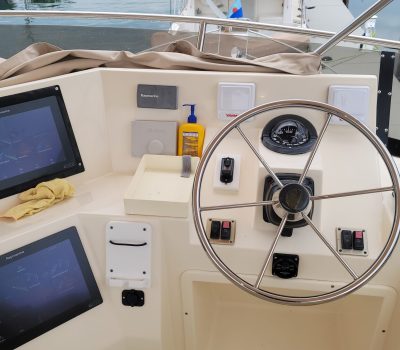 Raymarine 44 Sabre flybridge